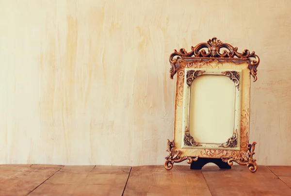 Imagem do quadro clássico antigo vitoriano na mesa de madeira. imagem filtrada — Fotografia de Stock