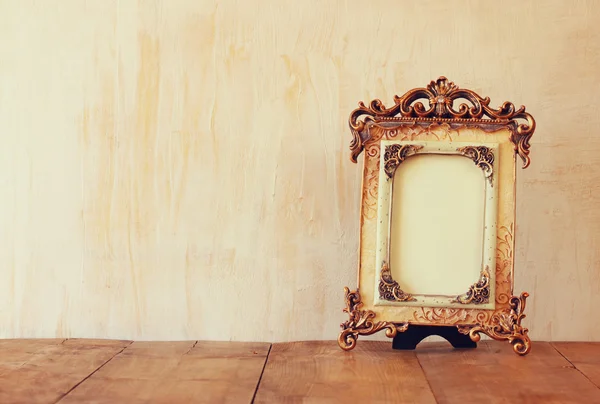 Victoria vintage antik klasik çerçeve ahşap masa üzerinde görüntü. Filtre uygulanmış görüntü