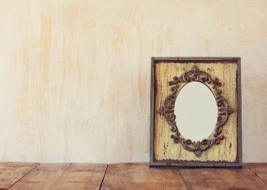 Victoria vintage antik klasik çerçeve ahşap masa üzerinde görüntü. Filtre uygulanmış görüntü