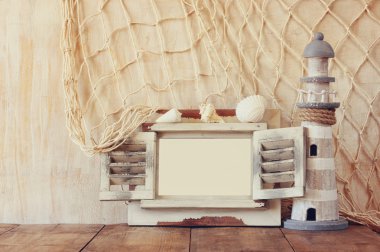 ahşap masa eski vintage ahşap beyaz fram deniz feneri. Vintage filtre uygulanan görüntü. Deniz yaşam tarzı kavramı