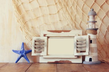 ahşap masa eski vintage ahşap beyaz fram deniz feneri. Vintage filtre uygulanan görüntü. Deniz yaşam tarzı kavramı