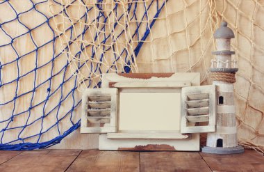 ahşap masa eski vintage ahşap beyaz fram deniz feneri. Vintage filtre uygulanan görüntü. Deniz yaşam tarzı kavramı