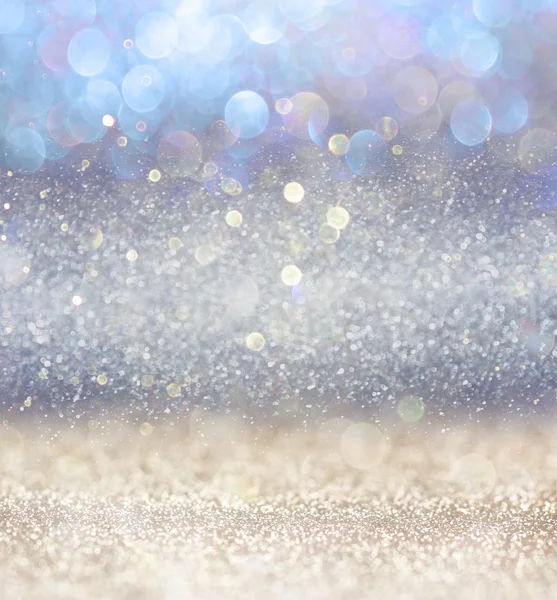 Glitter Vintage Lichter Hintergrund mit Licht platzen. silber, blau und weiß. Defokussiert. — Stockfoto