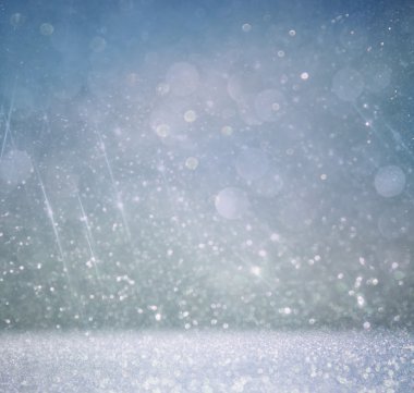 Işık patlaması ile arka planda parlayan klasik ışıklar. Gümüş, mavi ve beyaz. Odaklanmamış.