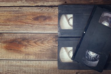 Vhs video kaset kaset ahşap arka plan üzerinde yığını. Üstten Görünüm fotoğraf