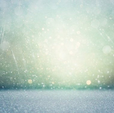 Işık patlaması ile arka planda parlayan klasik ışıklar. Gümüş, mavi ve beyaz. Odaklanmamış.