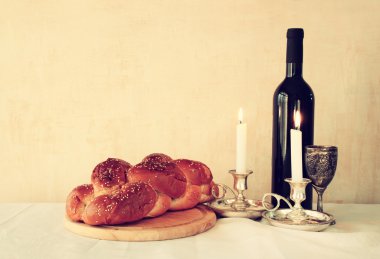 Şabat görüntü. Challah ekmek, Şabat şarap ve ahşap masa üzerinde görebiliyorum. Vintage filtre uygulanmış görüntü