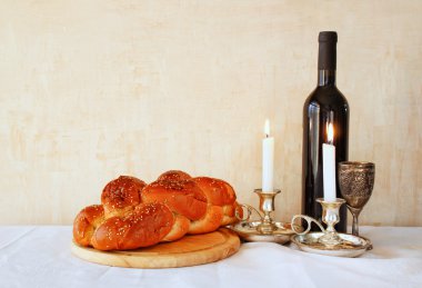 Şabat görüntü. Challah ekmek, Şabat şarap ve ahşap masa üzerinde görebiliyorum. Vintage filtre uygulanmış görüntü