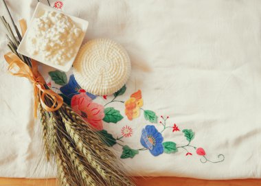 Ahşap masa ahşap dokulu arka plan üzerinde üzerinde üstten görünüm Yunan peynir ve Bulgar peynir. Sembolleri Yahudi tatil - Shavuot