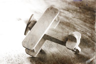 ahşap uçak oyuncak ahşap dokulu arka plan. retro tarzı görüntü. siyah beyaz eski stil fotoğraf