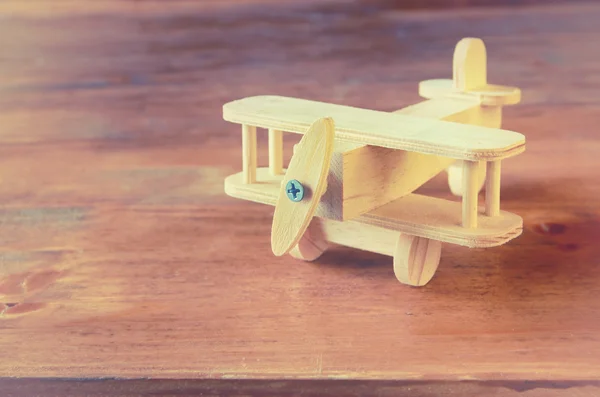 Juguete avión de madera sobre fondo de madera texturizada. imagen de estilo retro — Foto de Stock