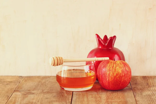 Concepto de hashaná rosado (fiesta judía) miel de manzana y granada sobre la mesa de madera. símbolos festivos tradicionales . — Foto de Stock