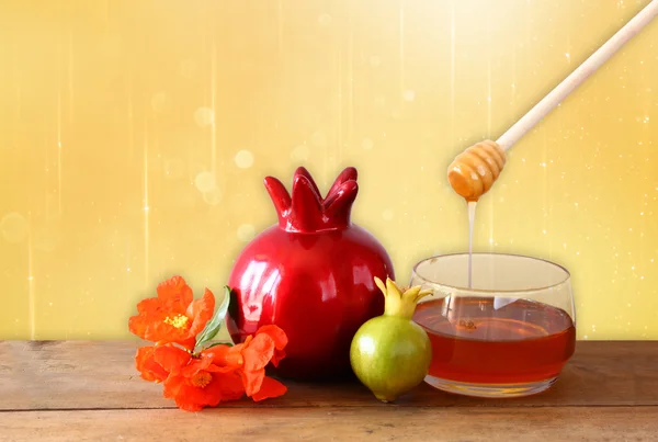 Rosh hashanah (jewesh holiday) concept - apple honey and pomegranate over wooden table. traditional holiday symbols. — Stock Photo, Image