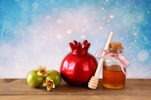 Rosh hashanah (férias de jewesh) conceito - mel de maçã e romã sobre mesa de madeira. símbolos de férias tradicionais . — Fotografia de Stock