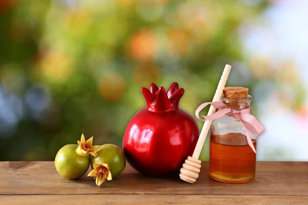 Концепція rosh hashanah (evesh holiday) - яблучний мед і гранат над дерев'яним столом. традиційні святкові символи . — стокове фото