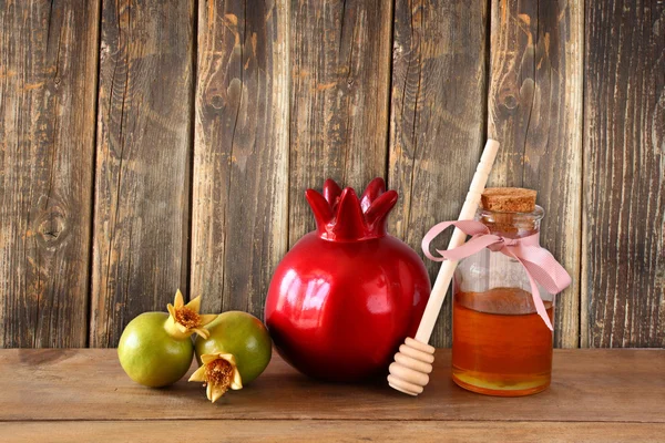 Ros hásáná (jewesh holiday) fogalom - mézes alma és gránátalma fa asztal fölé. hagyományos ünnep szimbólumok. — Stock Fotó
