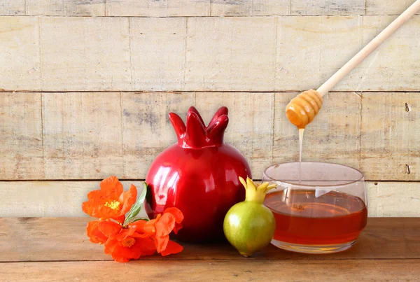 Concepto de hashaná rosado (fiesta judía) miel de manzana y granada sobre la mesa de madera. símbolos festivos tradicionales . — Foto de Stock