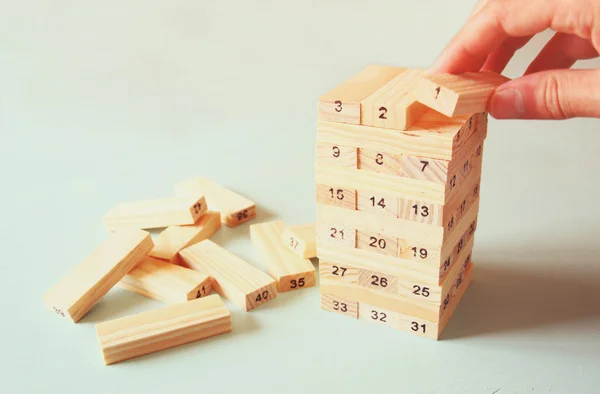 Mano masculina colocando bloque de madera en una torre. concepto de planificación y estrategia — Foto de Stock