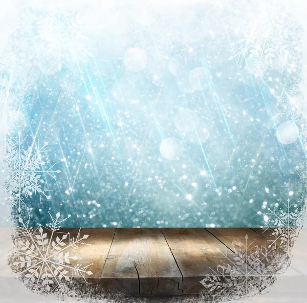 Houten tafel met sneeuwvlok frame — Stockfoto