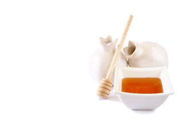 Rosh hashanah (jewesh tatil) kavramı - bal ve nar beyaz izole. geleneksel tatil sembolleri.
