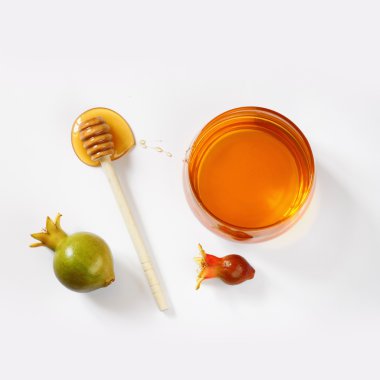 Rosh hashanah (jewesh tatil) kavramı - bal ve nar beyaz izole üstten görünüm. geleneksel tatil sembolleri.