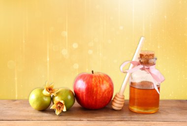 Rosh hashanah (jewesh tatil) kavramı - bal, elma ve nar ahşap masa üzerinde. geleneksel tatil sembolleri.