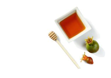 Rosh hashanah (jewesh tatil) kavramı - bal ve nar beyaz izole. geleneksel tatil sembolleri.