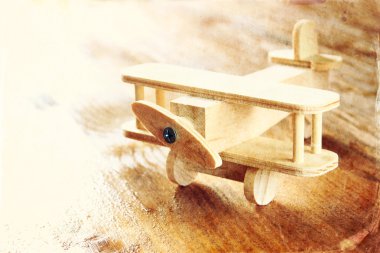 ahşap uçak oyuncak ahşap dokulu arka plan. retro tarzı görüntü