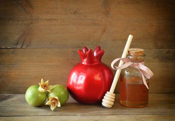 Rosh hashanah (jewesh holiday) concept - honey and pomegranate over wooden table. traditional holiday symbols. — Stock Photo, Image