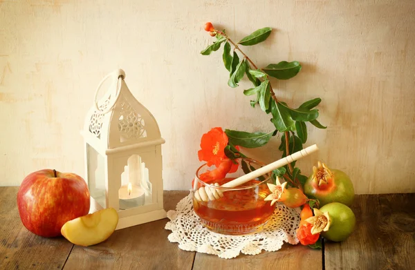 Concepto de rosh hashanah (fiesta judía) miel y granada sobre la mesa de madera. símbolos festivos tradicionales . — Foto de Stock