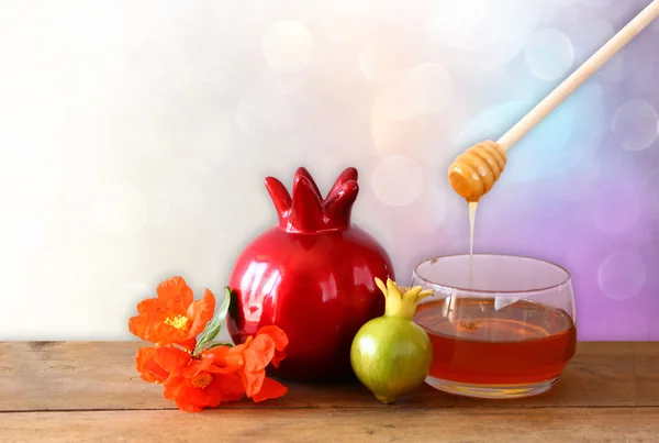 Rosh hashanah (férias de jewesh) conceito - mel e romã sobre mesa de madeira. símbolos de férias tradicionais . — Fotografia de Stock