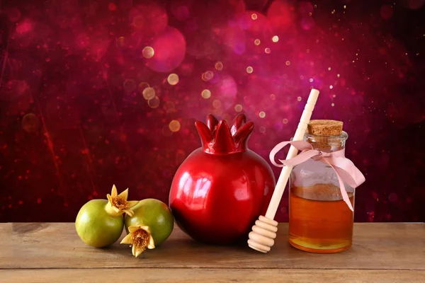 Rosh hashanah (férias de jewesh) conceito - mel e romã sobre mesa de madeira. símbolos de férias tradicionais . — Fotografia de Stock