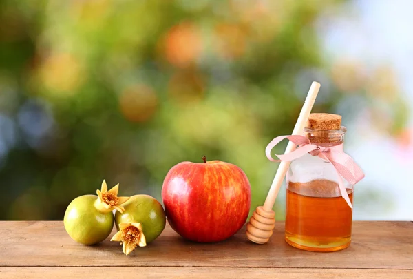 Concepto de hashaná rosado (fiesta judía) miel, manzana y granada sobre la mesa de madera. símbolos festivos tradicionales . — Foto de Stock