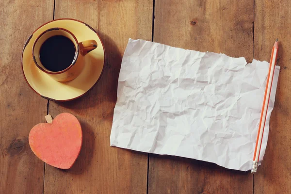 Taza de café, forma de corazón y papel — Foto de Stock