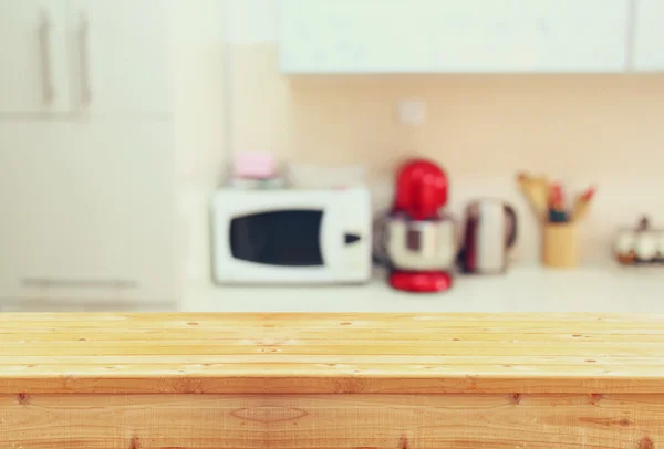 Mesa vazia e desfocado branco retro cozinha fundo — Fotografia de Stock