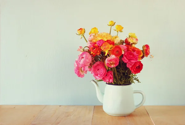 Buquê de verão de flores coloridas sobre a mesa de madeira com fundo de madeira. imagem filtrada vintage — Fotografia de Stock