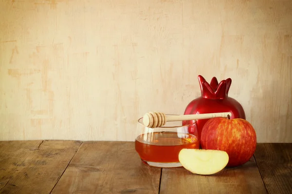 Concetto di hashanah rosh (vacanza gioiello) - miele, mela e melograno sul tavolo di legno. simboli tradizionali di festa . — Foto Stock