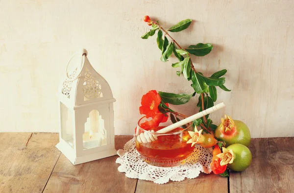 Concepto de hashaná rosado (fiesta judía) miel, manzana y granada sobre la mesa de madera. símbolos festivos tradicionales . — Foto de Stock