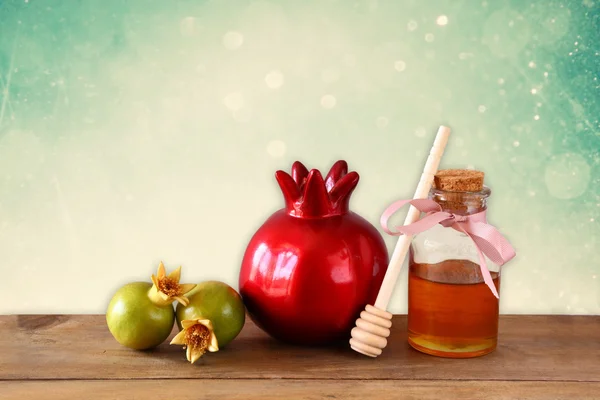 Rosh hashanah (jewesh vakantie) concept - honing en granaatappel over houten tafel. traditionele vakantie symbolen. — Stockfoto