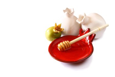 Rosh hashanah (jewesh tatil) kavramı - bal ve nar beyaz izole. geleneksel tatil sembolleri.