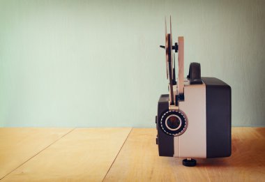 ahşap masa ve dokulu arka plan üzerinde eski 8mm film projektör