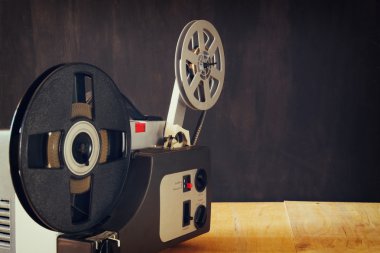 ahşap masa ve dokulu arka plan üzerinde eski 8mm film projektör