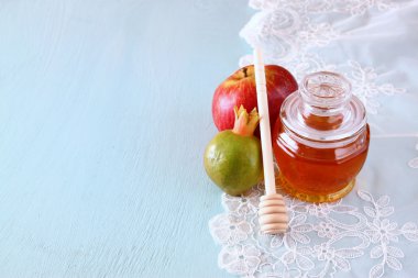 Rosh hashanah (jewesh tatil) kavramı - bal, elma ve nar ahşap masa üzerinde. geleneksel tatil sembolleri.