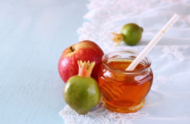 Rosh hashanah (jewesh tatil) kavramı - bal, elma ve nar ahşap masa üzerinde. geleneksel tatil sembolleri.