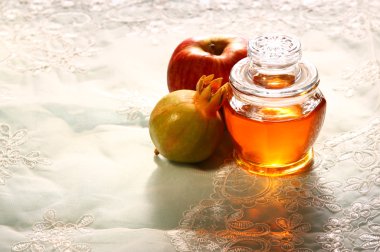 Rosh hashanah (jewesh tatil) kavramı - bal, elma ve nar ahşap masa üzerinde. geleneksel tatil sembolleri.