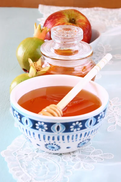 Rosh hashanah (jewesh holiday) concept - honey, apple and pomegranate over wooden table. traditional holiday symbols. — Stock Photo, Image