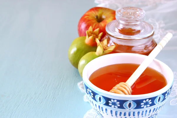 Concepto de hashaná rosado (fiesta judía) miel, manzana y granada sobre la mesa de madera. símbolos festivos tradicionales . — Foto de Stock