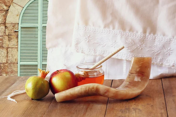 Rosh hashanah (jewesh holiday) concept - shofar, honey, apple and pomegranate over wooden table. traditional holiday symbols. — Stock Photo, Image