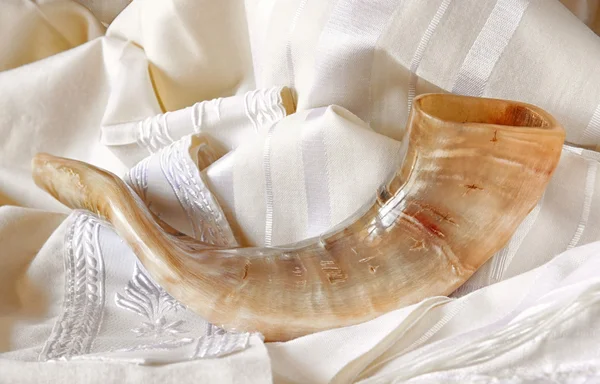 Shofar (horn) on white prayer talit. rosh hashanah (jewish holiday) concept . traditional holiday symbol. — Stok fotoğraf