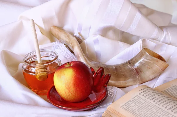 Rosh hashanah (jewesh holiday) concept - shofar, torah book, honey, apple and pomegranate over wooden table. traditional holiday symbols. — 스톡 사진